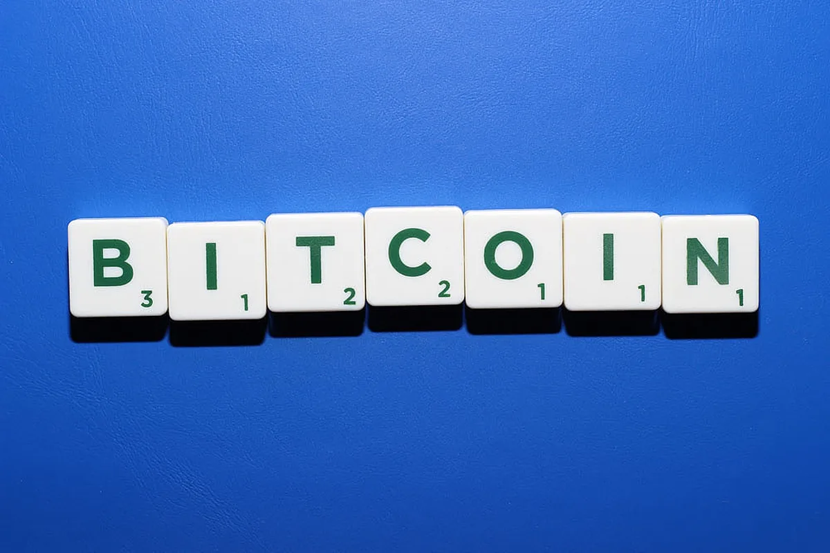 파란 배경 위 글자 타일로 만든 BITCOIN
